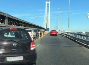 Огромные пробки образовались у Южного моста в Киеве