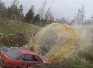 Латвийский пенсионер утопил машину в яме с тонной кока-колы (видео)