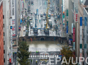 Появилось видео, как улица в Японии провалилась в бездну