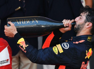 Пилоты Формулы-1 будут обливаться шампанским из карбоновых бутылок