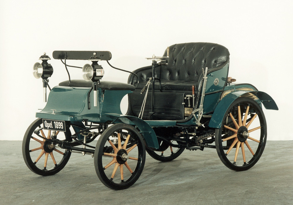 Первый автомобиль фирмы, построенный Фридрихом Лутцманном