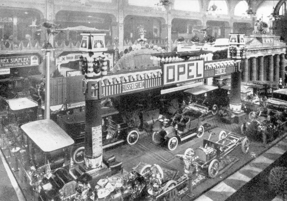 Стенд компании на выставке в Берлине в 1906, где Opel впервые представляли как самостоятельный бренд