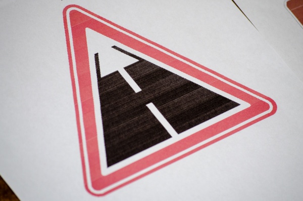 Знак, предупреждающий о дороге с усовершенствованным покрытием.