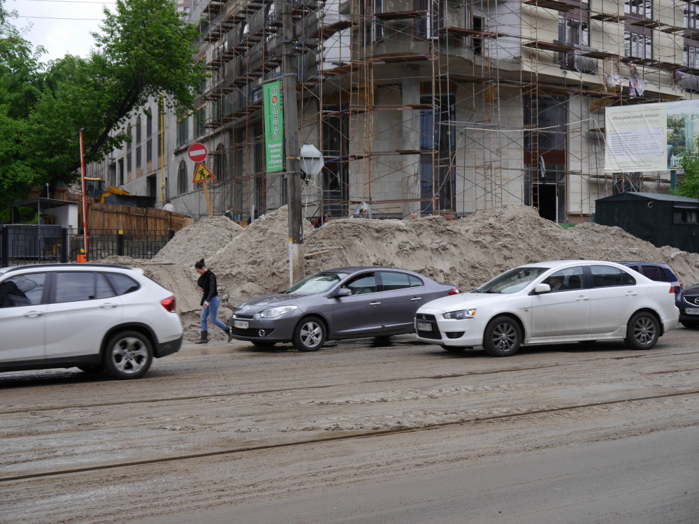 На улице Воровского в один из таких провалов едва не угодил припаркованный автомобиль