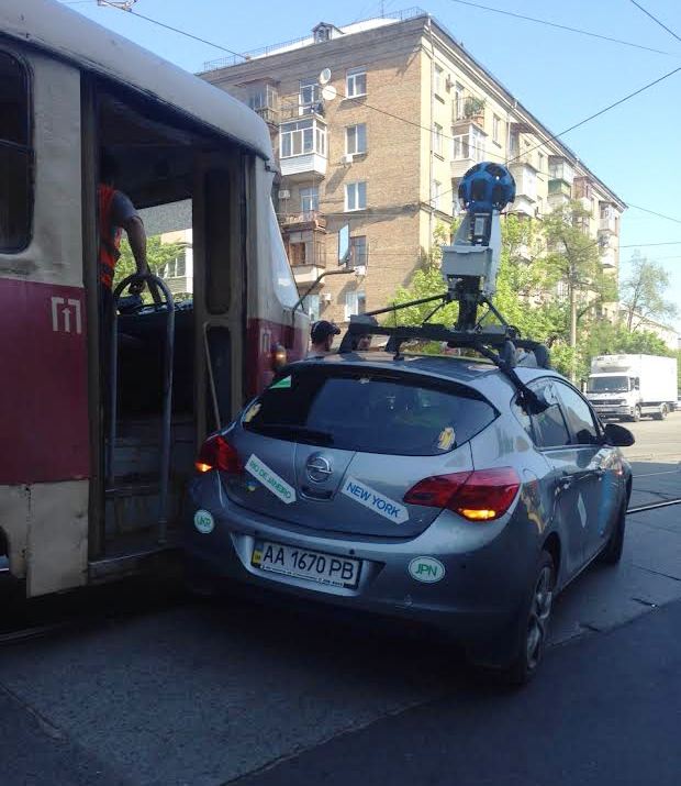 В Киеве автомобиль Opel Astra Google View столкнулся с трамваем (фото)