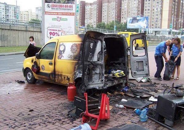Возле столичной станции метро Демиевская взорвалась автокофейня