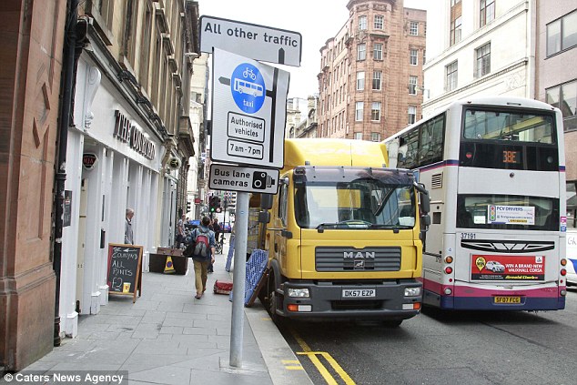  Даже на прилегающих улицах большой грузовик запросто может скрыть знаки — считают жители Глазго