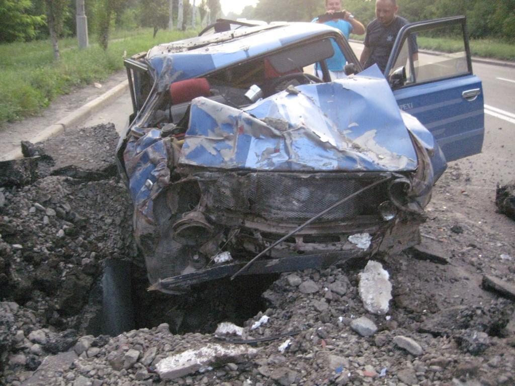 Возле Донецка на дороге перед машиной взорвался фугас