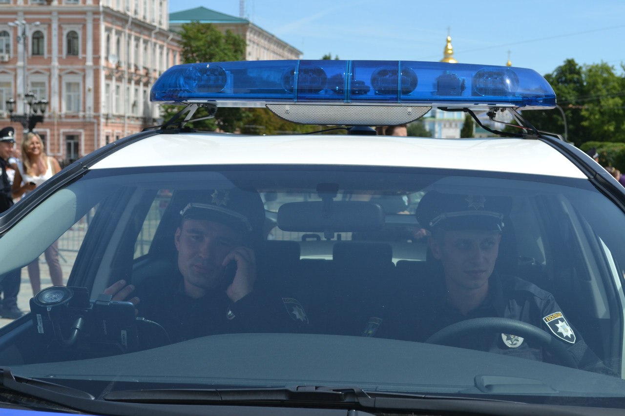 Большая часть патрульных автомобилей киевской полиции оснащена только синими "мигалками"