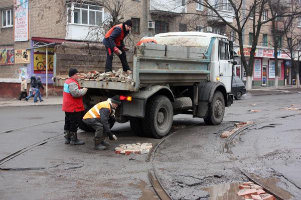 Вот так зимой 2012 года в Горловке официально ремонтировали дороги
