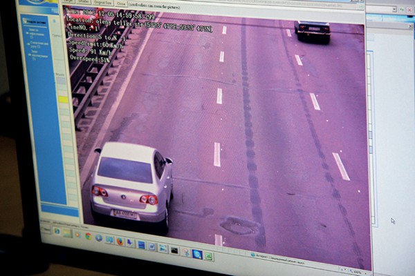 На снимке превышения скорости четко виден автомобиль-нарушитель, его номерной знак, дата и GPS-координаты
