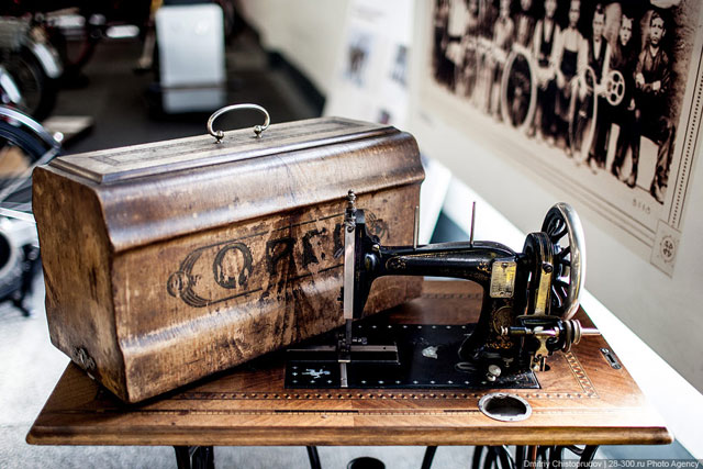 А это — первая машина Опель. История марки началась 150 лет назад с производства швейных машинок.