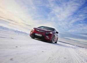 Opel Ampera проходит испытания холодом на замерзшем море