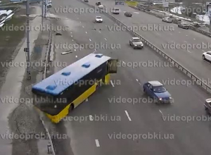 Автобус сносит отбойник на Московском мосту (ВИДЕО)