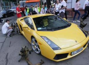 На Подоле сломался Lamborghini и заблокировал движение трамваев и легковушек