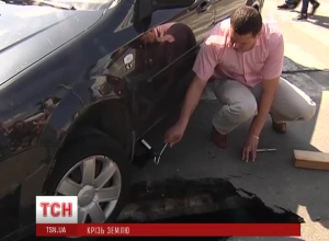 В Киеве машина провалилась и застряла в расщелине
