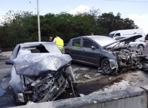 Лобовое столкновение в Луганске: девушка на Peugeot протаранила Opel. Четверо пострадавших. ФОТО