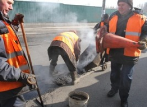 В Киеве ликвидируют асфальт с моста на Жуковом острове