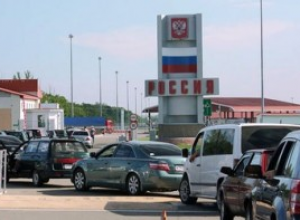 Туристы жалуются на километровые очереди на российско-украинской границе