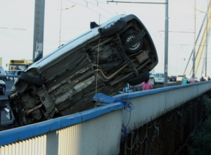 В Киеве авто едва не улетело с Московского моста (ВИДЕО аварии)