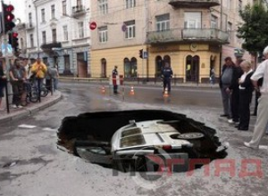 В центре Тернополя под землю провалился микроавтобус