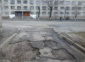 Киевский адвокат добился ремонта асфальта почти целой улицы в Киеве (фото)