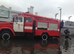 Почтовую площадь затопило, воду откачивали насосом