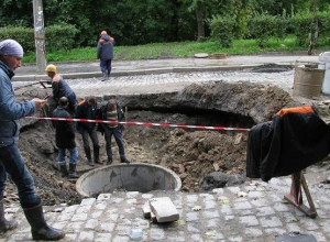 Злополучная яма на Подольском спуске продолжает увеличиваться (ФОТО)