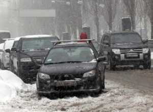 Власти Киева предложили ввести зимой парковку по четным и нечетным дням