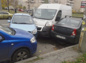 В Киеве «обнялись» четыре машины