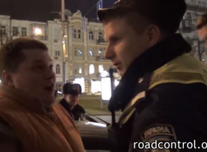 В Киеве гаишник жезлом проверял водителя (ВИДЕО)