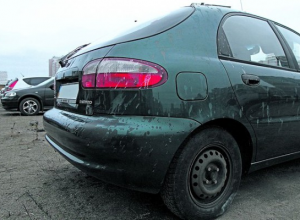На стоянке в Киеве 9 автомобилей облили кислотой
