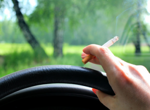 В Англии запретили курить в автомобиле
