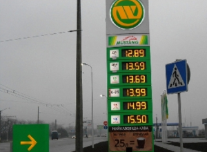 Это космос! Цена бензина в Украине впервые перевалила отметку 15 грн