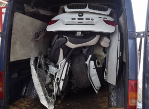 Румын угнал и запихнул в бус BMW X6 (фото)