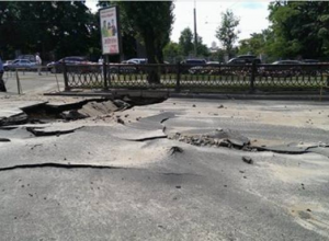 На бульваре Шевченко в Киеве провалился асфальт