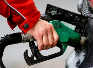 Минувшей ночью цены на бензин установили новый рекорд
