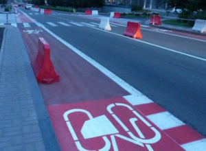 В Киеве на улице Драгомирова появились полосы для велосипедистов