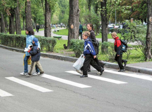 Водителям стоит быть внимательными: дети скоро пойдут в школу