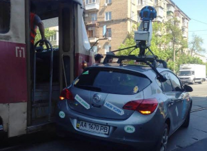 В Киеве автомобиль Opel Astra Google View столкнулся с трамваем (фото)