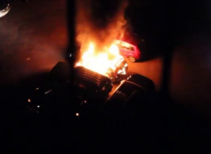 В Киеве на Позняках пылали четыре автомобиля (видео)