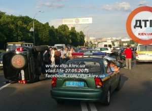 В масштабном ДТП в Киеве разбились восемь авто, пострадал ребенок (ВИДЕО аварии)