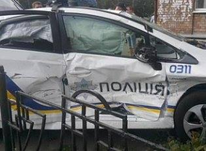 На Народного ополчения CHEVROLET TAHOE отправил полицейский патрульный TOYOTA PRIUS на тротуар и в дерево. Пострадали четверо полицейских (ФОТО с места аварии)