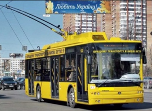 В Киеве неизвестные обстреляли троллейбус