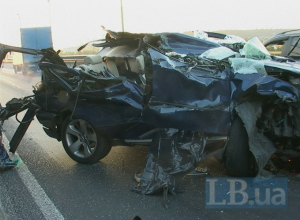 На Южном мосту в Киеве в ужасном столкновении BMW X5 и грузовика Нацгвардии погибла женщина (видео)