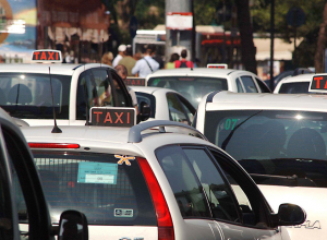 Депутаты хотят легализовать все такси и пугают штрафами до 17000 грн