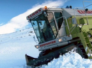 Для расчистки дорог от снега начали использовать необычную технику
