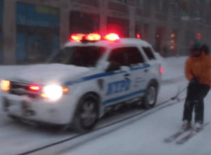 Сноубордист на улице Нью-Йорка обогнал полицейский автомобиль (+ВИДЕО)