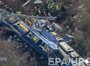 В Германии два пассажирских поезда столкнулись «лоб в лоб», есть раненые и погибшие