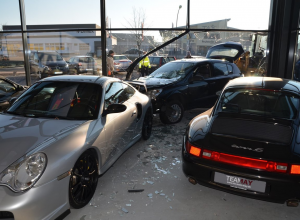 На всех парах: пожилой мужчина на Опеле въехал в автосалон Porsche